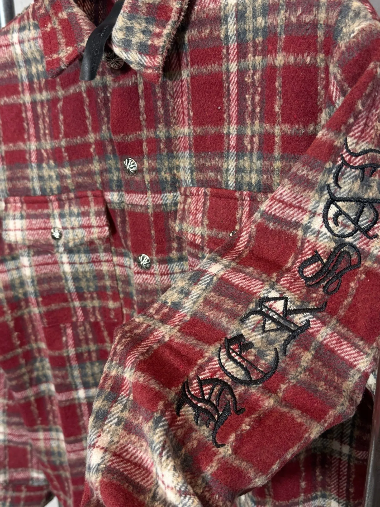 P280 model number: HE395 Chromehearts-Chrome heart wool plaid leather label shirt jacket The fabric is made of 360g high-weight tasseled woolen plaid shirt fabric. The upper body is extremely warm and feels soft and comfortable. It has custom-made original hardware Crow heart cross buttons and a custom-made original cross leather label on the back + heavy embroidery. The embroidery is full and three-dimensional, the overall process is complex, original accessories, factory workmanship, complete with three standards, feel free to buy, Kuaishou Xiaohongshu's popular shirt jacket.  Color: Red/Blue Size: S M L XL